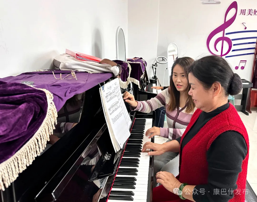 银发钢琴梦 老年大学里的音乐新篇章